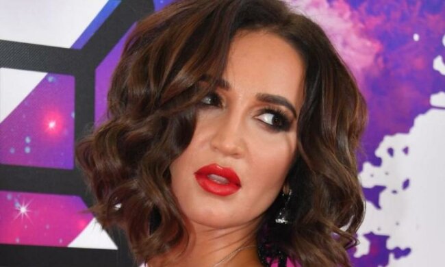 Різнокольорова колгоспниця Бузова спробувала вивалити груди: фото