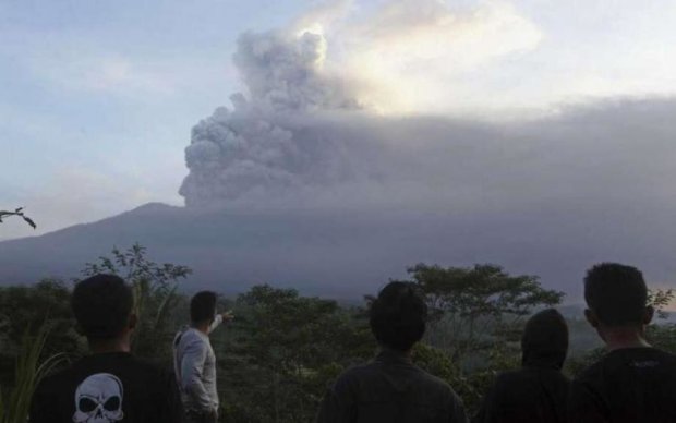 Вулкан поховав пів-острова: вражаючі кадри