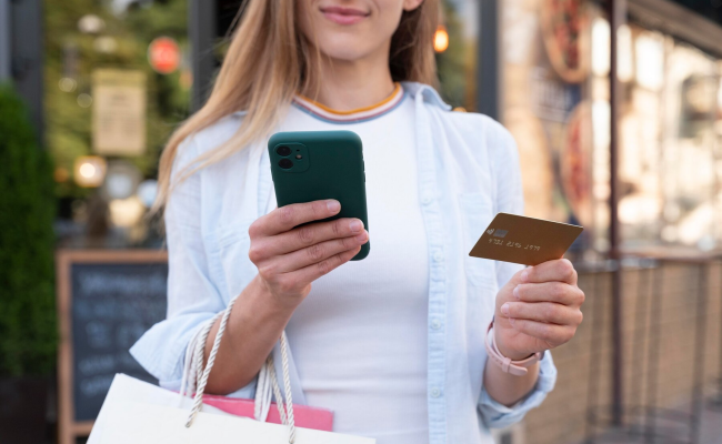 Оплата банківською карткою / фото: Freepik