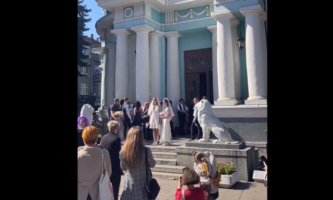 Дівчата "одружилися", скріншот: Telegram
