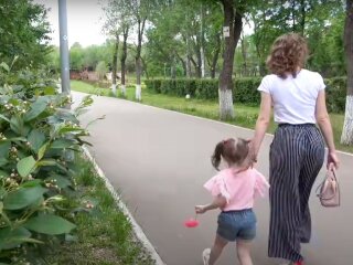 мати і дитина, скріншот з відео