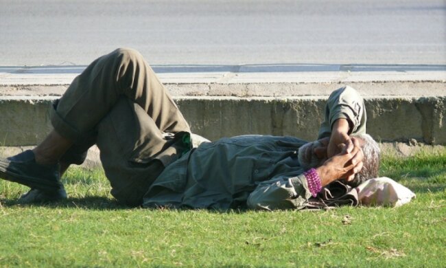 Цинизм и унижение: харьковские патрульные поиздевались над бездомным