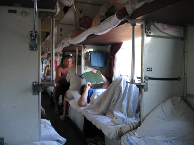 У поїзді "Укрзалізниці" чоловік ледь не зарізав сплячого сусіда: устромив ножа в шию