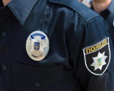 Под Киевом коп в последнюю секунду спас женщину от смерти