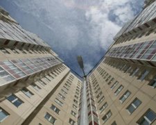 У Сумах чоловік вдарив дружину сокирою і стрибнув з вікна