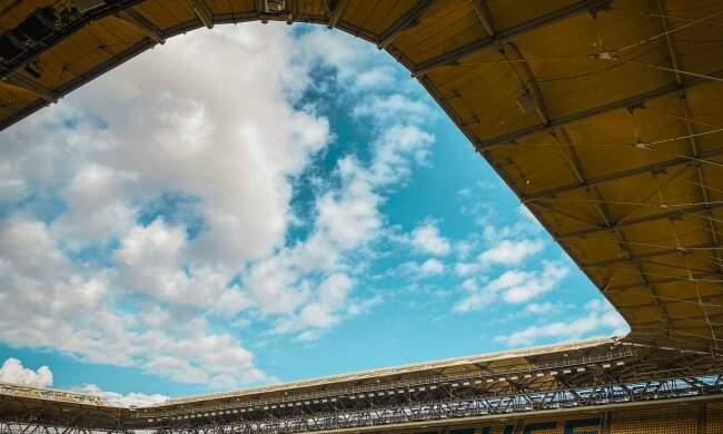 Найвідоміша пара футбольних фанатів об'єдналася на небесах: на спустошених трибунах траур