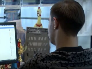 Інтернет-шахраї, скріншот з відео