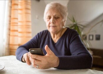 Пенсіонерка з телефоном в руках