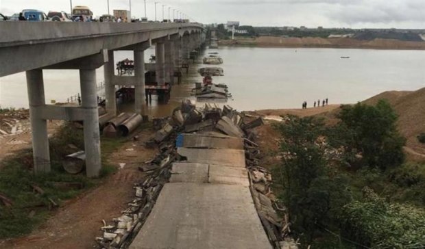 Аварийный мост обрушился в Китае: есть жертвы (видео)