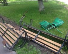 Нові лавки на Мінському вирвали з асфальтом
