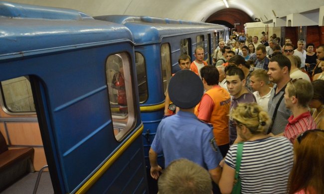 Це врятує вам життя: що робити, якщо впав на рейки в метро