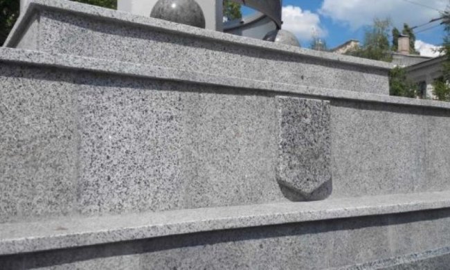 З пам'ятника в центрі Харкова поцупили герб України 