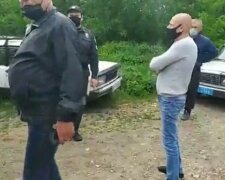 Під Запоріжжям річку закидали сміттям, сморід на все село - свинство розслідує поліція