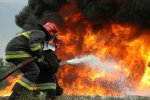В центре Киева неизвестный в балаклаве поджег автомобили на глазах у прохожих