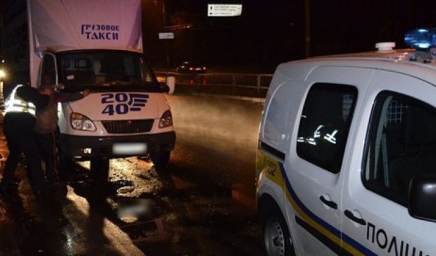 Водій вантажного таксі збив харківського поліцейського і зник