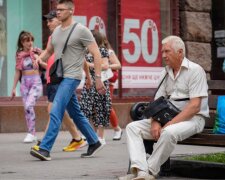 Доплата до пенсії понад 2500 грн: гроші в руках пенсіонера