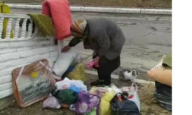 Пенсионерка вынуждена побираться на мусорке и спать на улице: расплакалась когда ей подарили носки