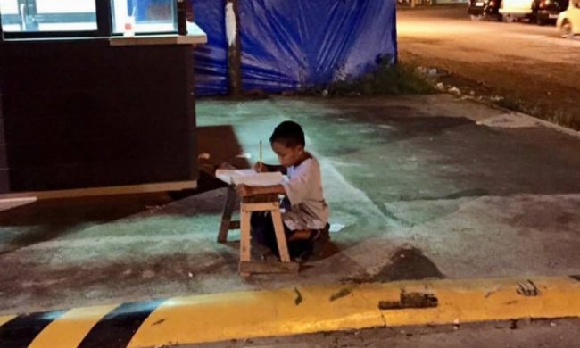 Фото безпритульного хлопчика, що робить уроки, змусило людей допомогти