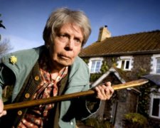 Вооружена и очень опасна: в интернете ищут бабулю, которая напала на украинца
