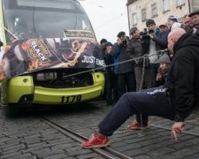 Як львів’янин зубами трамвай тягнув (відео)