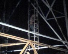 В Хмельницкой области мужчина хотел прыгнуть с вышки мобильной связи