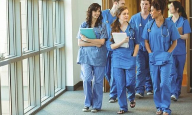 Краще всередину - лікарі розповіли, чи варто лити горілку на рану