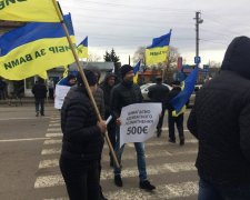Авто з іноземними номерами заблокували українські кордони