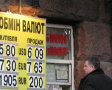 Курс валют: долар веде з гривнею подвійну гру