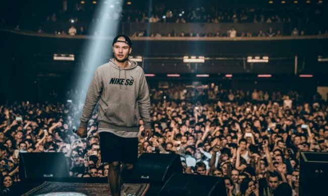 На концерті відомого виконавця помітили дивну парочку: демонстрували кохання, що не має обмежень