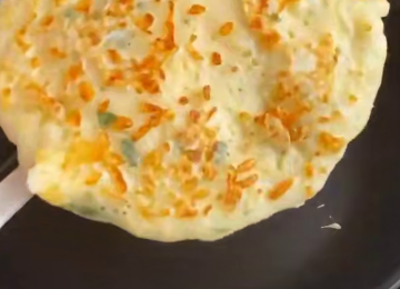 Сырные блинчики с зеленью, кадр из видео