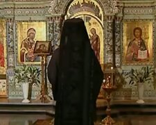 Молитва в церкви, кадр из видео