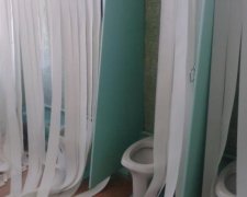Зато не курят: школа устроила "день открытых дверей" в туалете