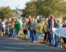 Мітинг у Маріуполі: люди протестують проти виведення наших військ з Широкино