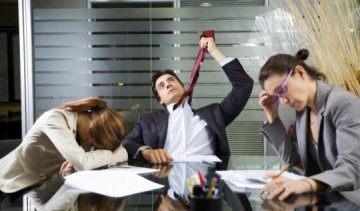 Вчені: робота вбиває швидше за цигарки