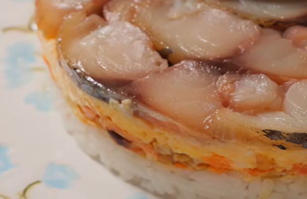 Салат, который затмевает "Шубу": бюджетная скумбрия делает новогодний стол по-настоящему праздничным, рецепт