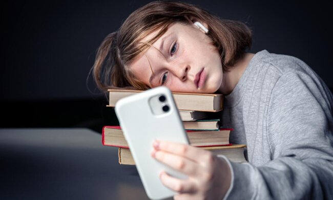 Підлітки і гаджети. Фото з відкритих джерел