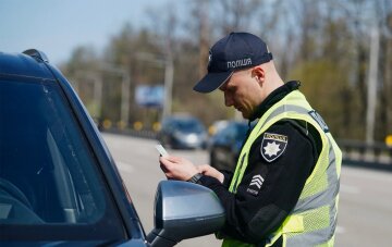 Поліція зупинила авто: водій у салоні