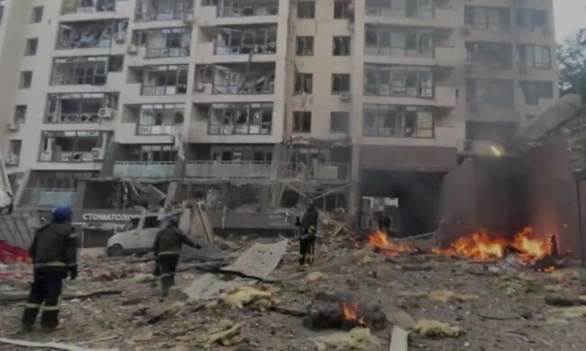 Обстріляний будинок у Києві. Фото: скриншот ДСНС