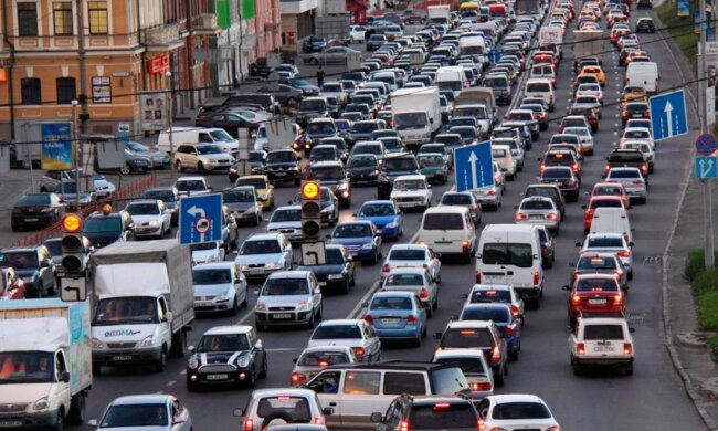 В кузове и на мопеде ночью: украинским водителям вводят штрафы за ненадлежащее поведение