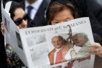 Жінка читає примірник ватиканської газети L'Osservatore Romano, фото REUTERS