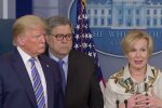 Переляканий Трамп різко відскочив від медика з температурою