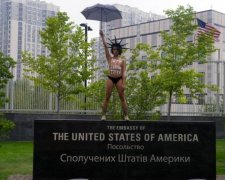 Полуголая активистка Femen попросила ураган Ирма об услуге