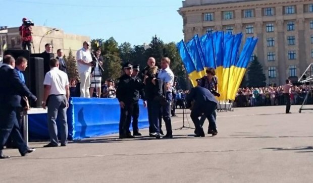 Во время присяги полицейская потеряла сознание - Яценюк бросился на помощь (фото)
