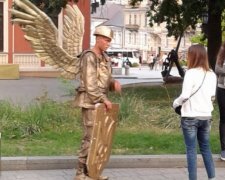 Золотий янгол "Небесної сотні" збирає гроші в центрі Одеси