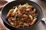 Готовим вместе: бефстроганов с грибами, корнишонами и рисом