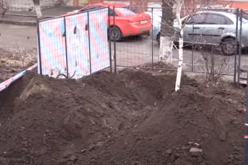 Коммунальщики Кернеса оставили харьковчан без воды и с огромной ямой под окнами - солдат спит, служба идет