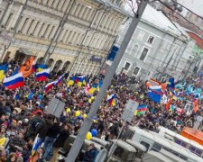 На мітингу у Пітері звучить "Слава Україні"