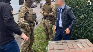 На Закарпатті зловили знахабнілих чиновників, "браслети" - привіт: "Плати або сиди без роботи"