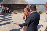 Запорожский казак саблей разрубил огурчик Зеленского