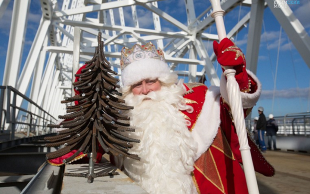 І сміх, і гріх: "Дід Мороз" відвідав Керченський міст